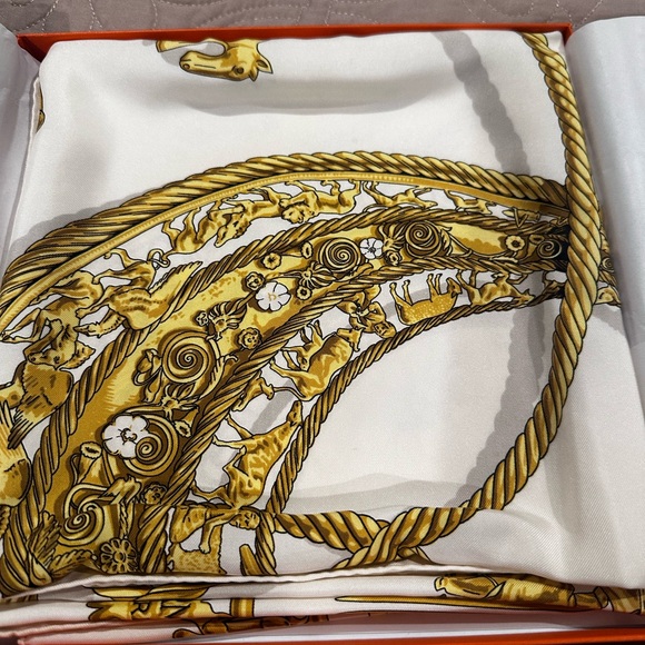 ššSOLDššVintage 1975 Design Hermes CarrĆ© Les Cavalierās Dāor Silk Scarf - Picture 7 of 15